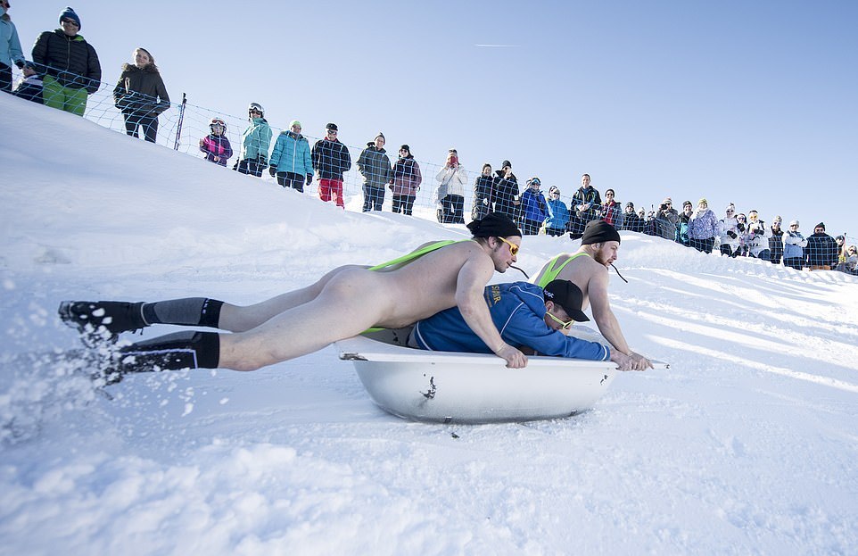 Ежегодный спуск в ванных на горнолыжном курорте в Швейцарии