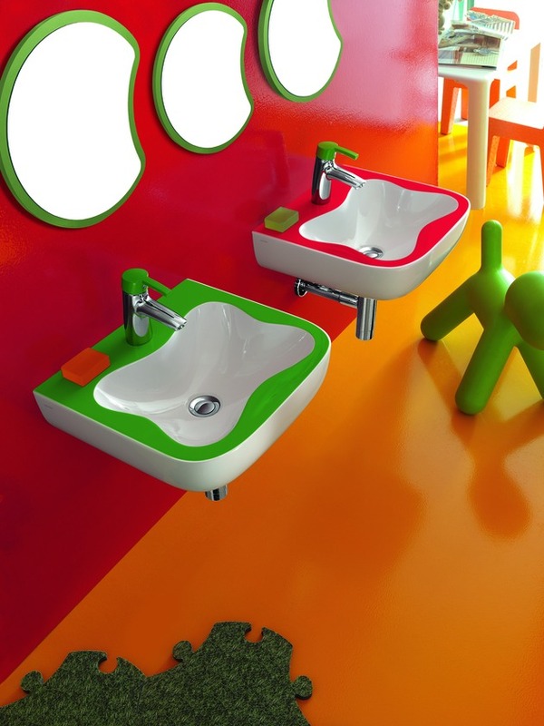 Яркая ванная комната для детей