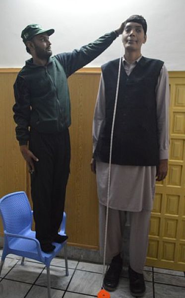 Самый высокий пакистанец отчаялся встретить свою любовь