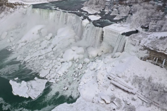 В США частично замерз Ниагарский водопад