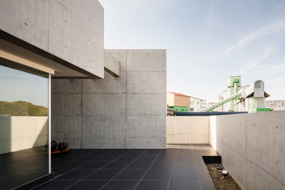 Необычный бетонный особняк в Японии