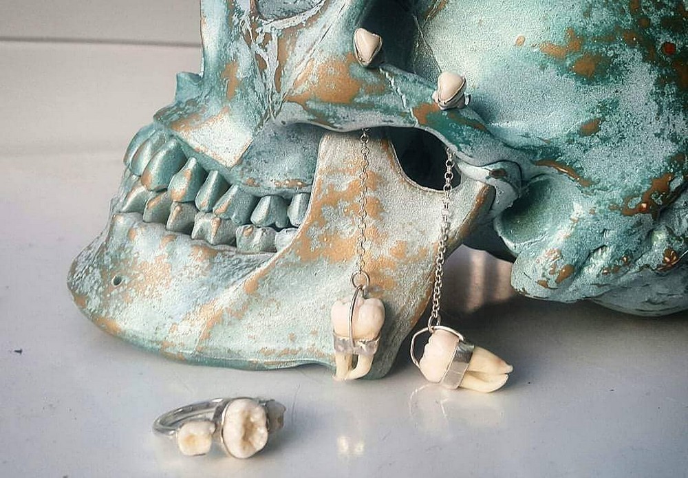 Необычные украшения с человеческими зубами и костями