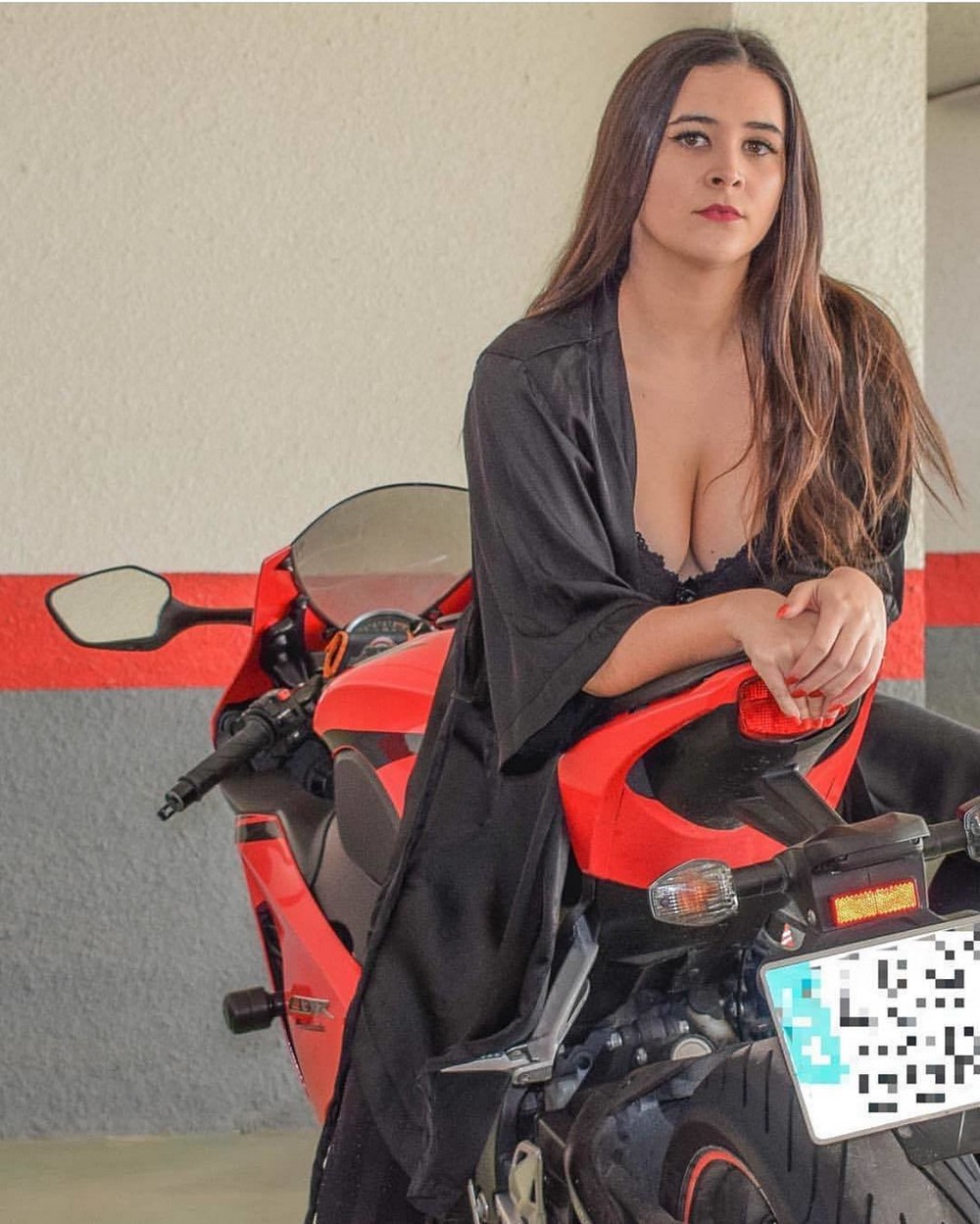 Красивые девушки и мотоциклы