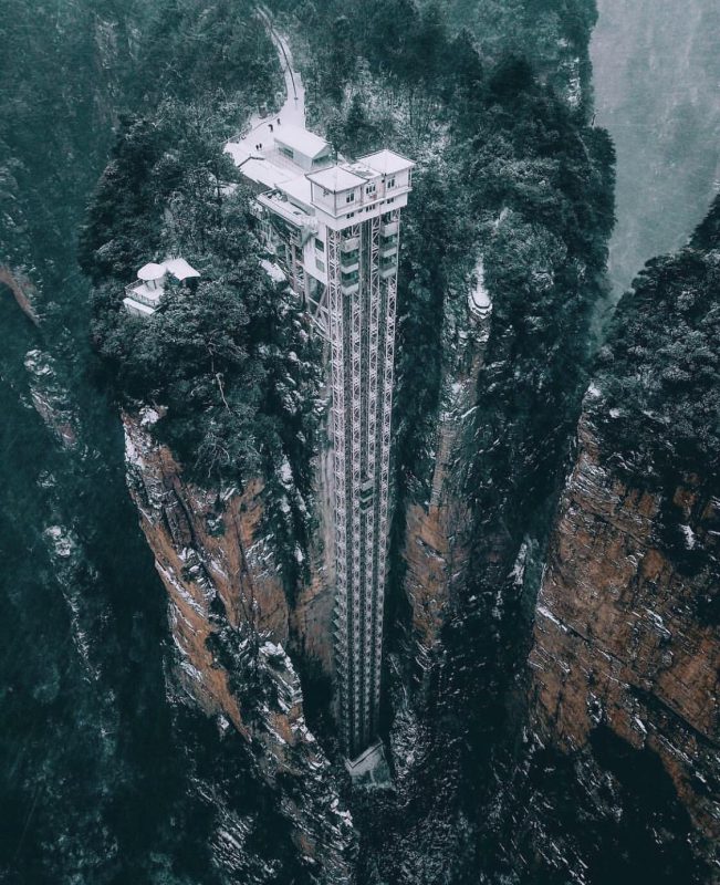 Наружный лифт поднимает посетителей на 326 метров над землей