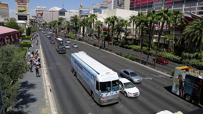 Похмельный автобус на улицах Лас-Вегаса