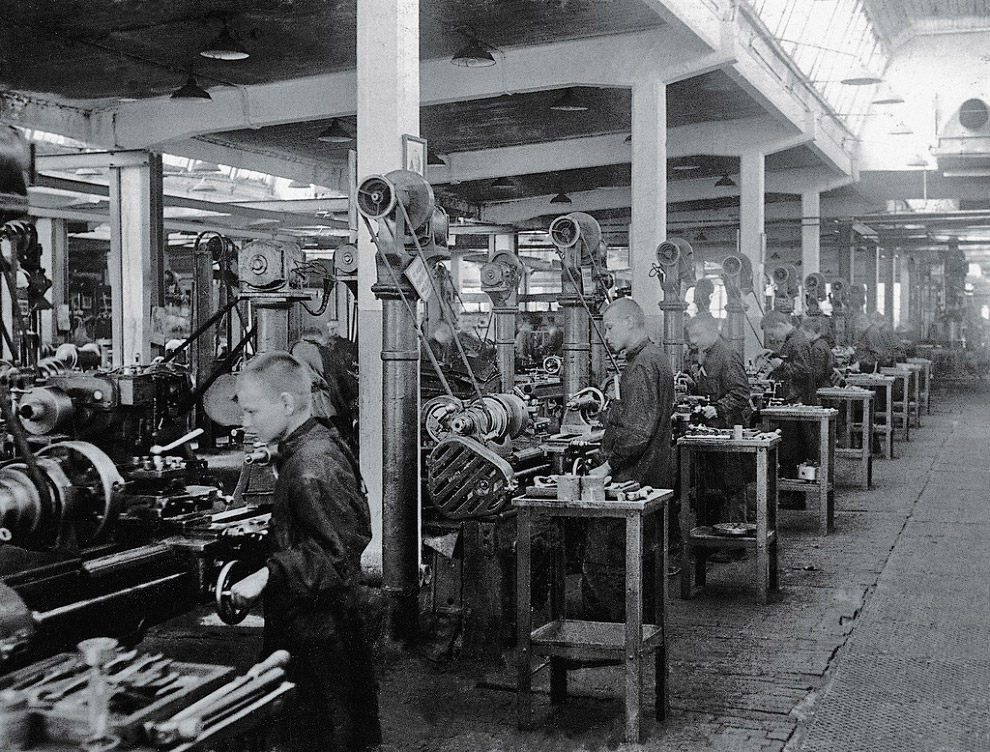 В цехах заводов во время Второй мировой войны