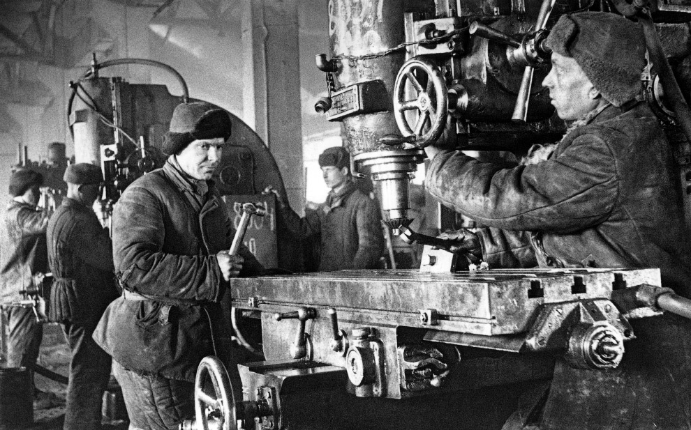 В цехах заводов во время Второй мировой войны