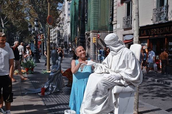 Живые статуи на улицах городов