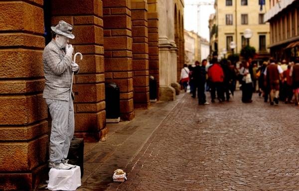 Живые статуи на улицах городов