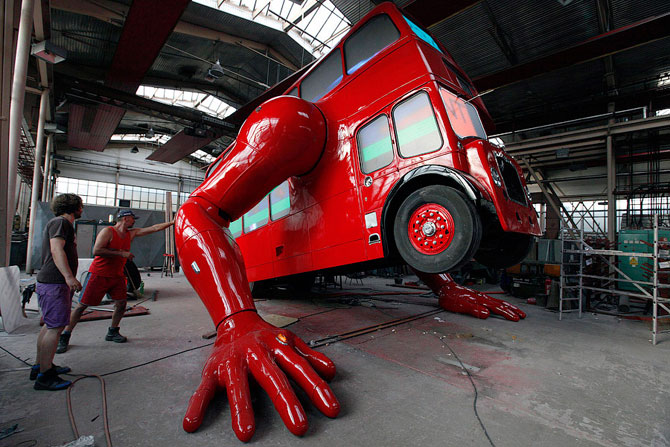 Отжимающийся автобус скульптора Давида Черны