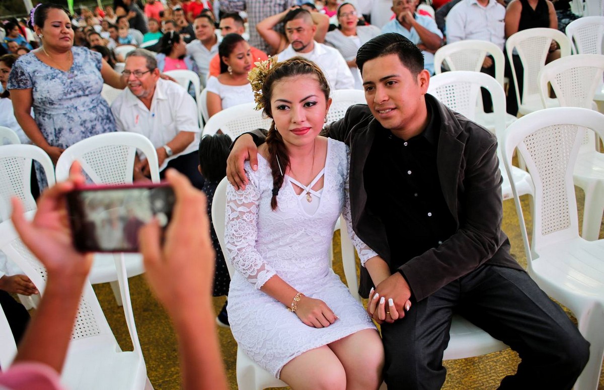 Церемония массового бракосочетания в день Святого Валентина в Никарагуа