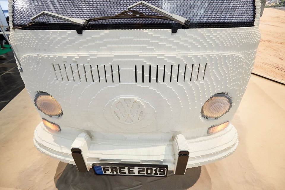Уникальный фургон Volkswagen T2, собранный из LEGO