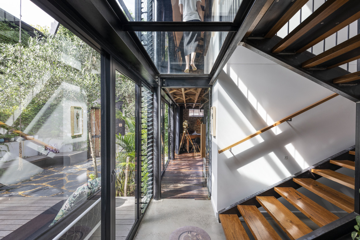Архитекторы превратили старый склад в уютный особняк в Австралии