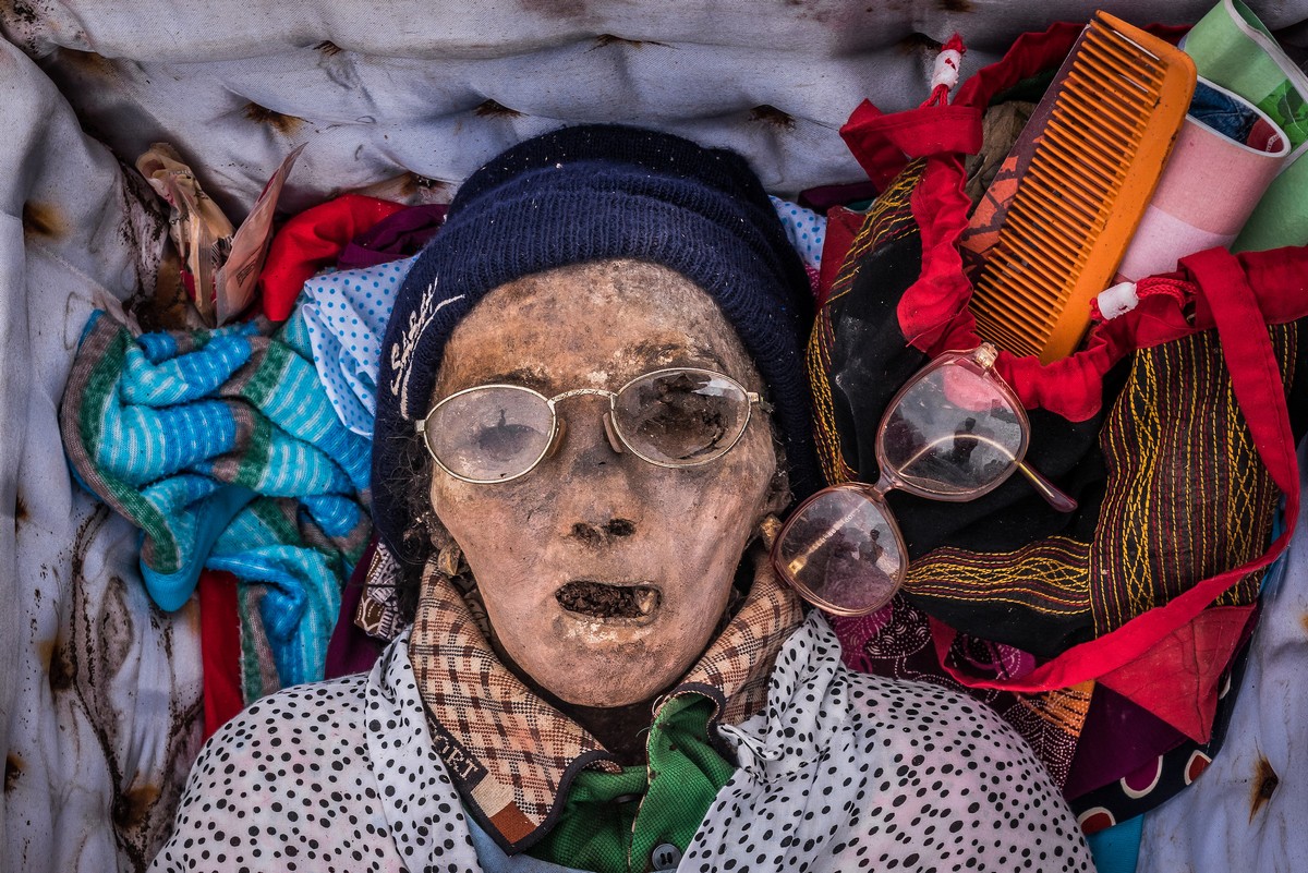 Люди народа Тораджи мумифицируют тела умерших родственников