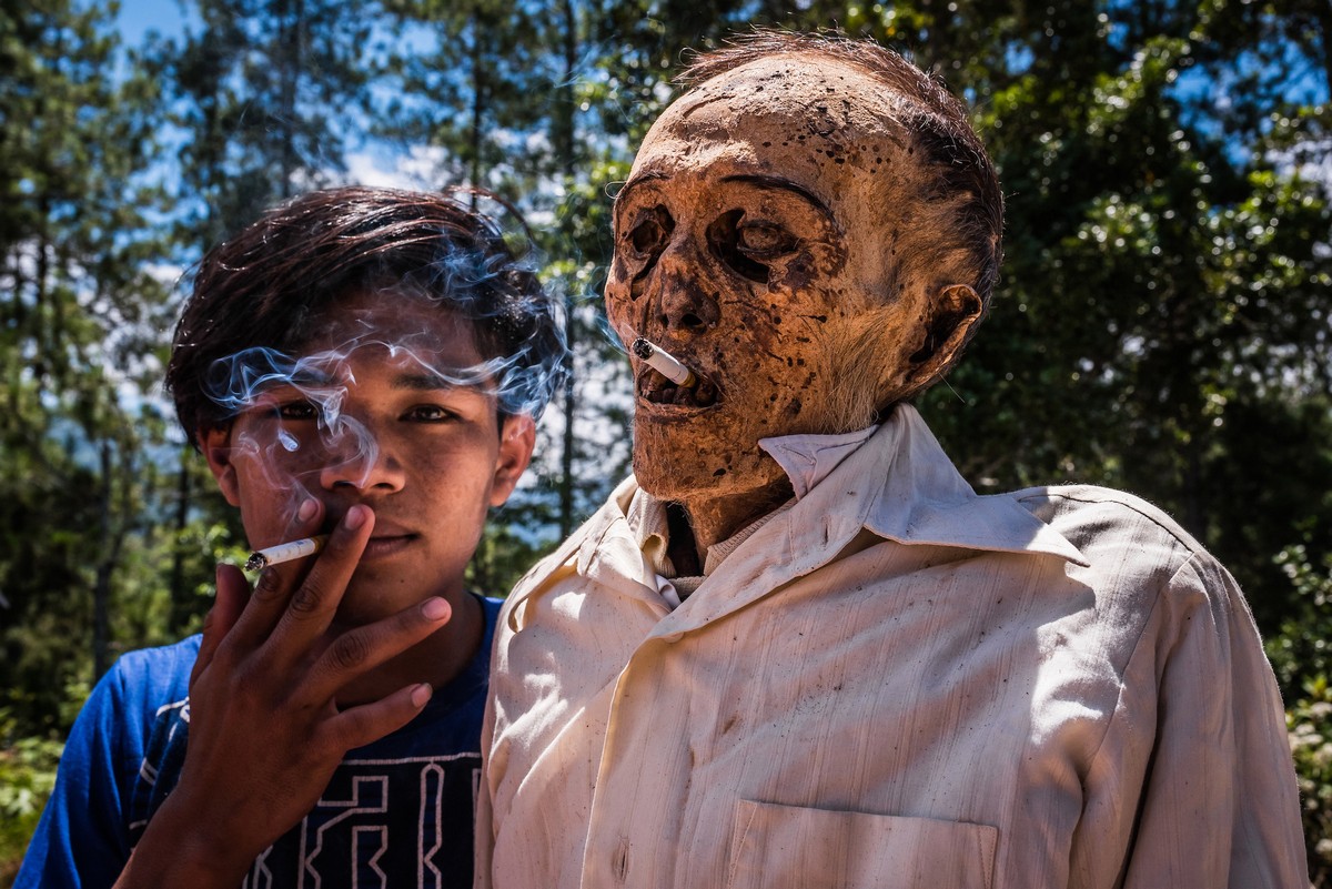 Люди народа Тораджи мумифицируют тела умерших родственников
