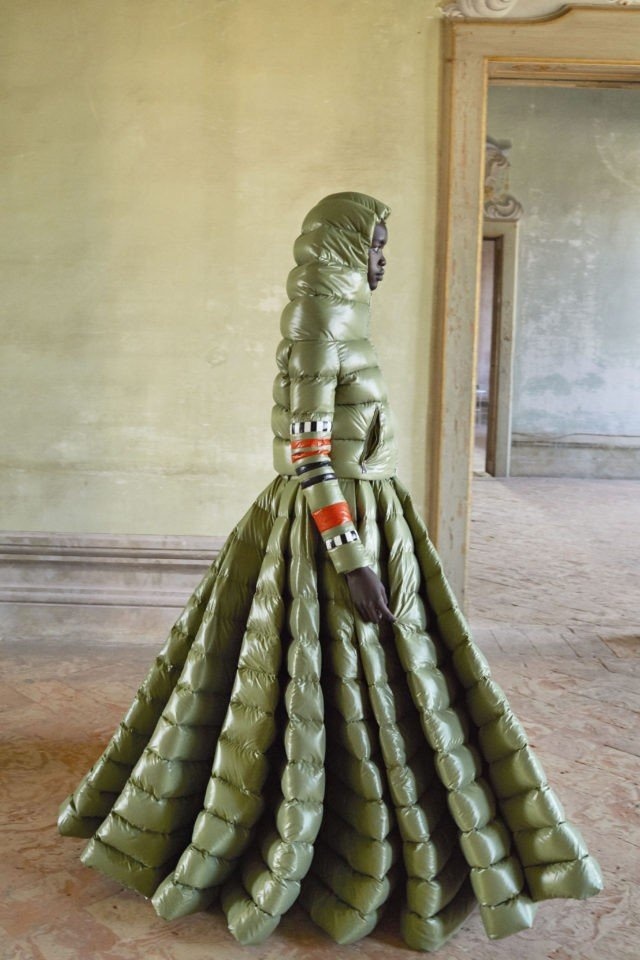 Необычные женские пуховики Moncler, похожие на платья