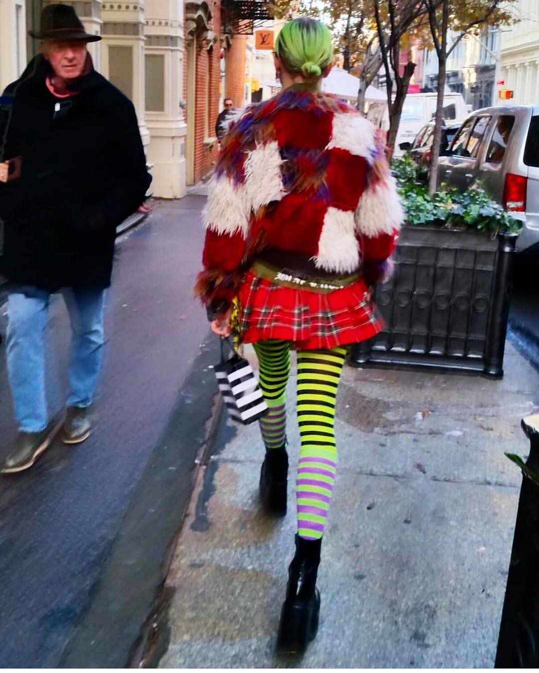 Яркие и модные персонажи на улицах Нью-Йорка