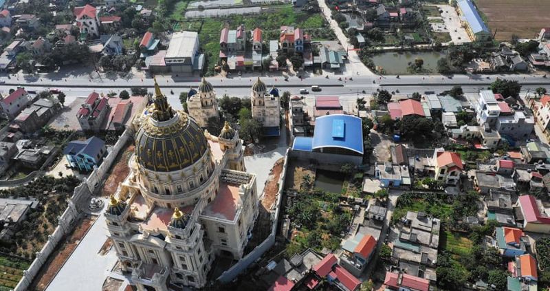 Бизнесмен строит для себя королевский дворец во Вьетнаме