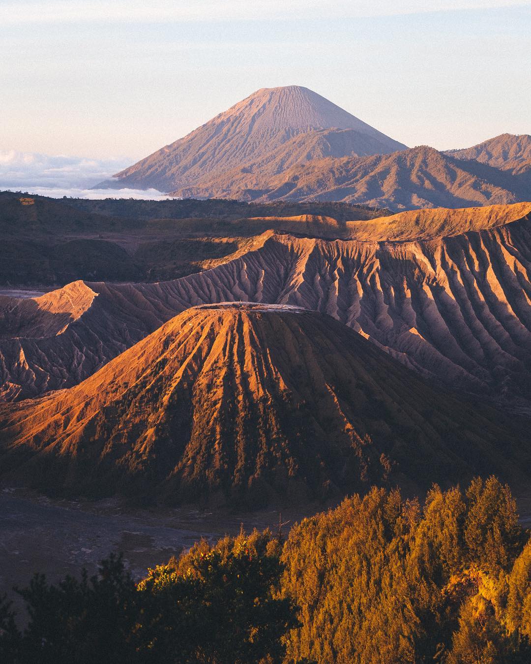 Индонезия с высоты на аэрофотоснимках Сута Рахади
