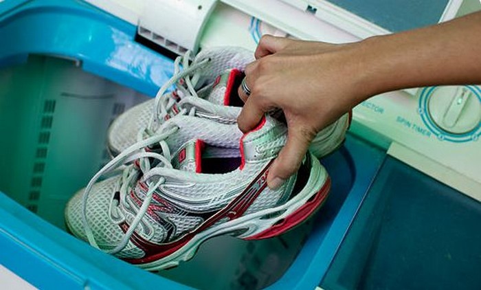 Как правильно постирать обувь в стиральной машине