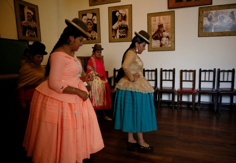 Как проходят занятия в школе моделей в Боливии