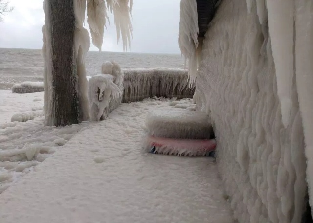 Пляжный домик под толстым слоем льда