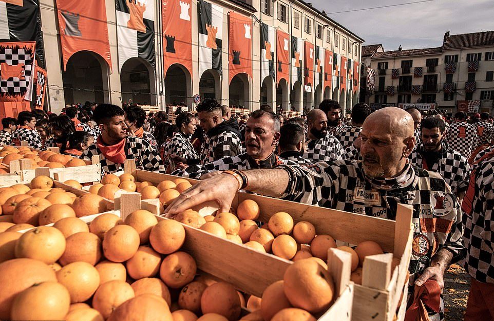 Ежегодная битва апельсинами в Италии