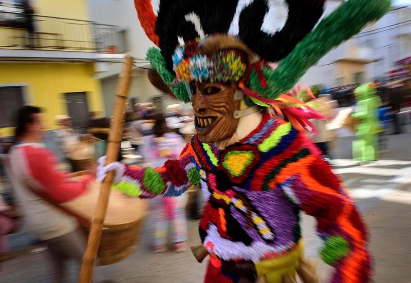 Испанский карнавал с пугающими масками и барабанщиками