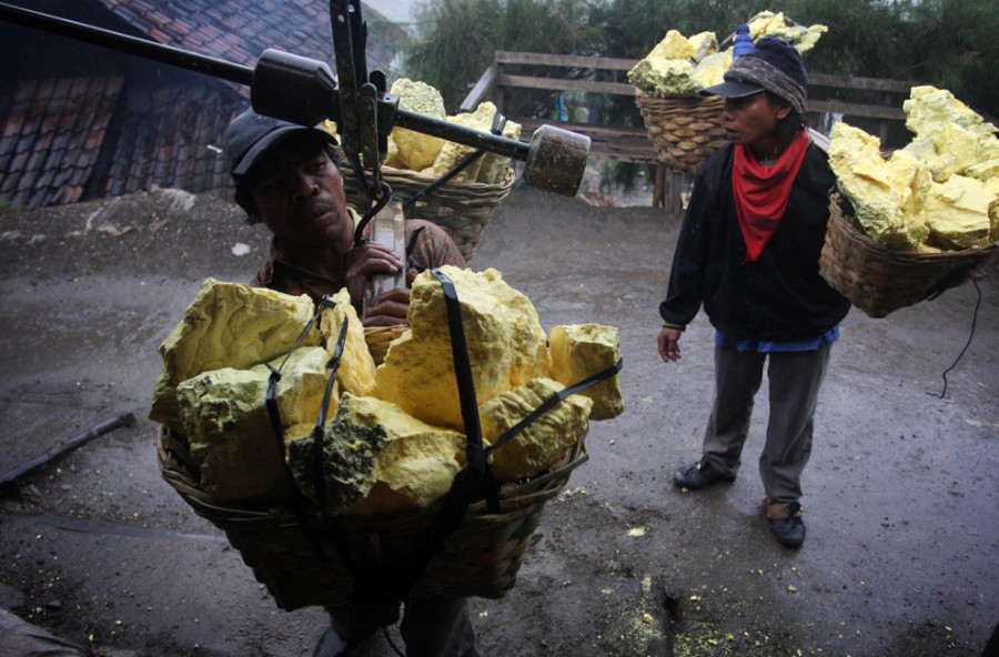 Как добывают серу в Индонезии