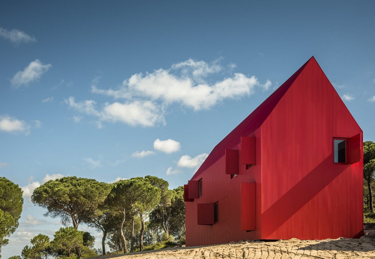 Очень красный дом в Португалии