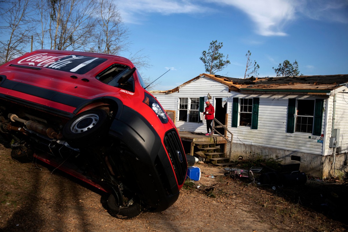 Последствия разрушительного торнадо в штате Алабама