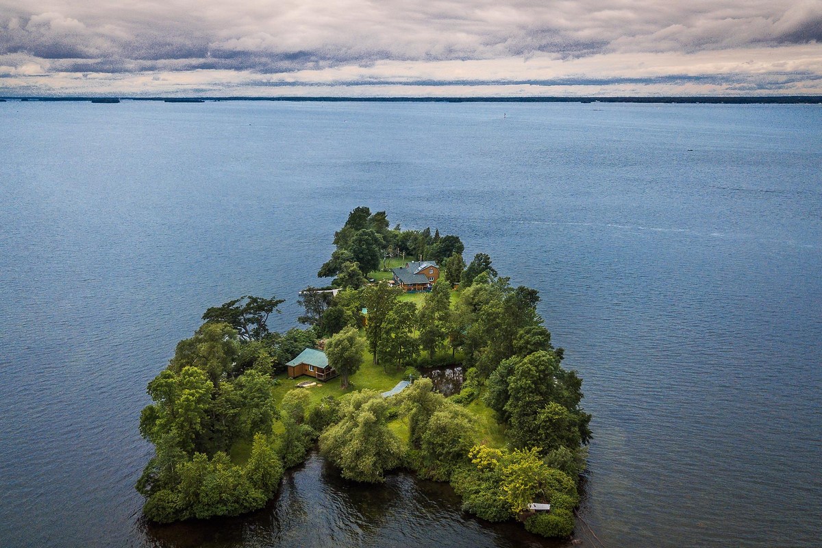 В Канаде продается живописный остров