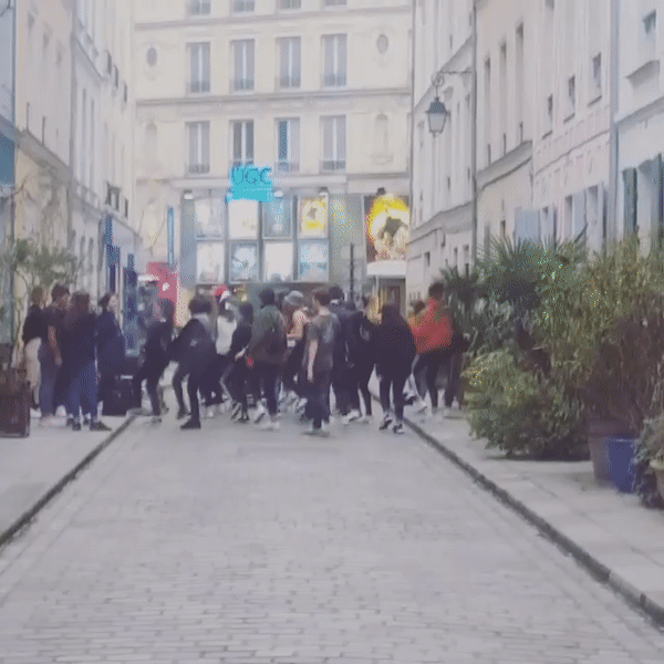 Жители парижской улицы Кремье требуют избавить их от назойливых туристов