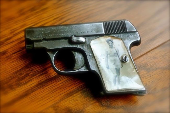 Солдаты мастерили рукоятки пистолетов с фото родных во время Второй мировой 
