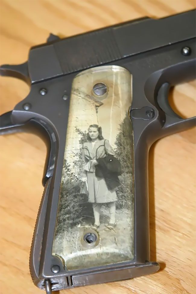 Солдаты мастерили рукоятки пистолетов с фото родных во время Второй мировой 