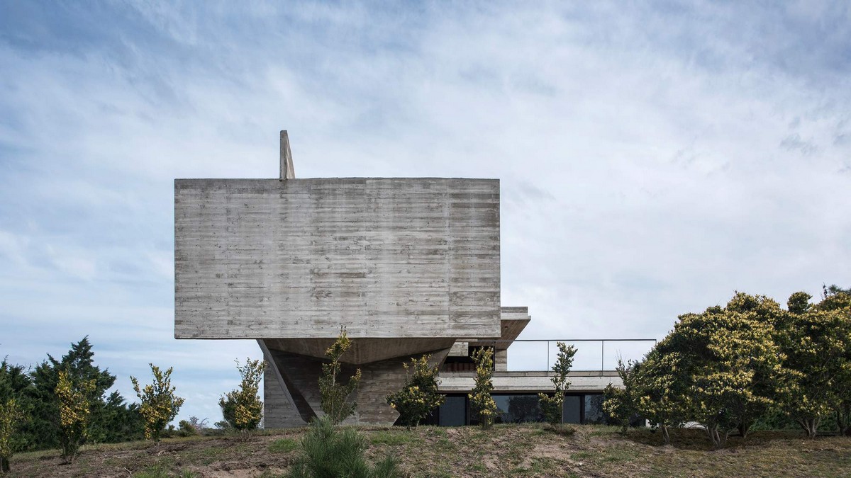 Бетонный дом с треугольной колонной в Аргентине