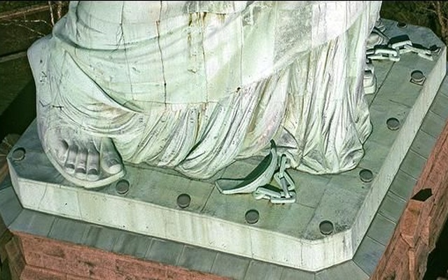 Что можно увидеть, приподняв подол Статуи Свободы?