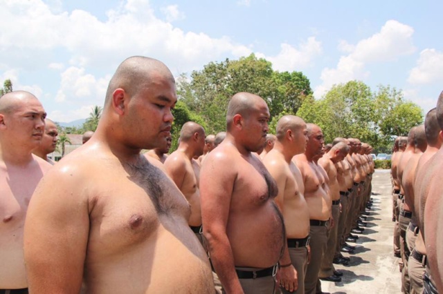 Специальный лагерь для полицейских с избыточным весом в Таиланде