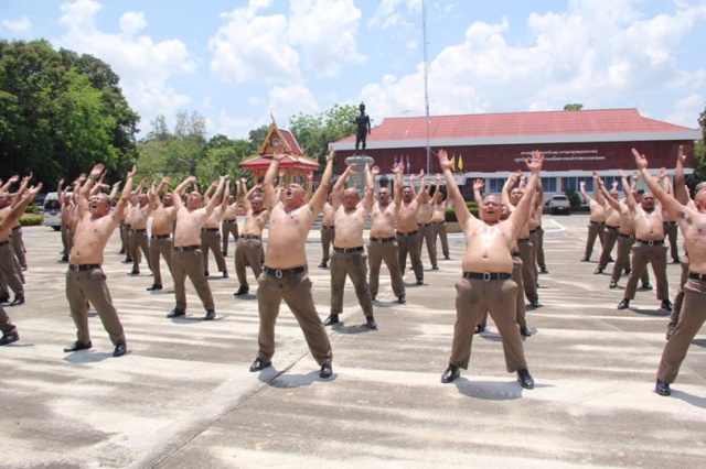 Специальный лагерь для полицейских с избыточным весом в Таиланде