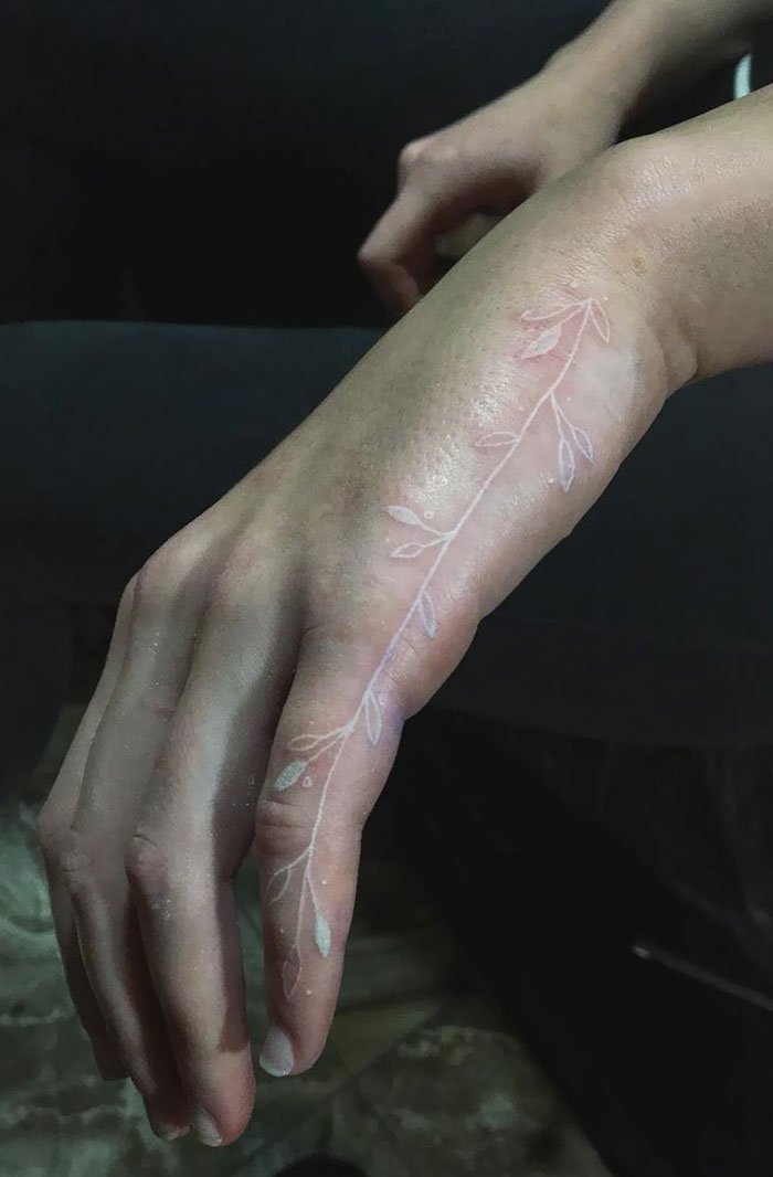 Татуировки из белых чернил