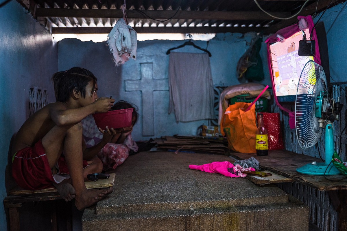 Тысячи бедных семей живут на кладбище на Филиппинах