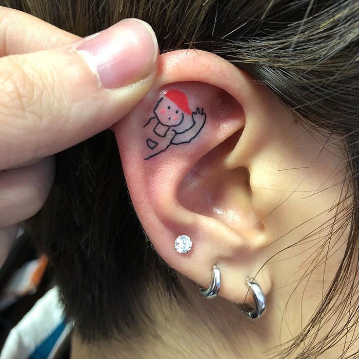 Интересные татуировки на ушах
