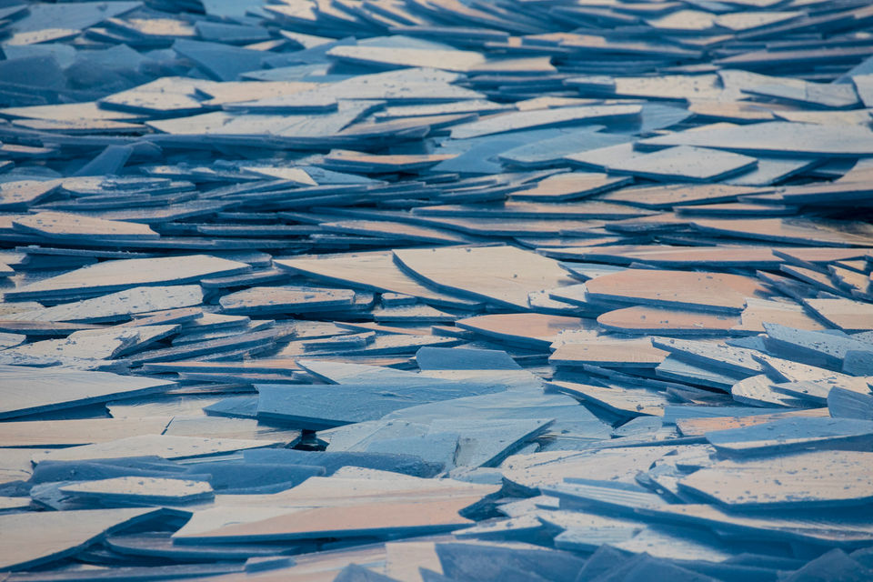 Замерзшее озеро Мичиган и пластины льда