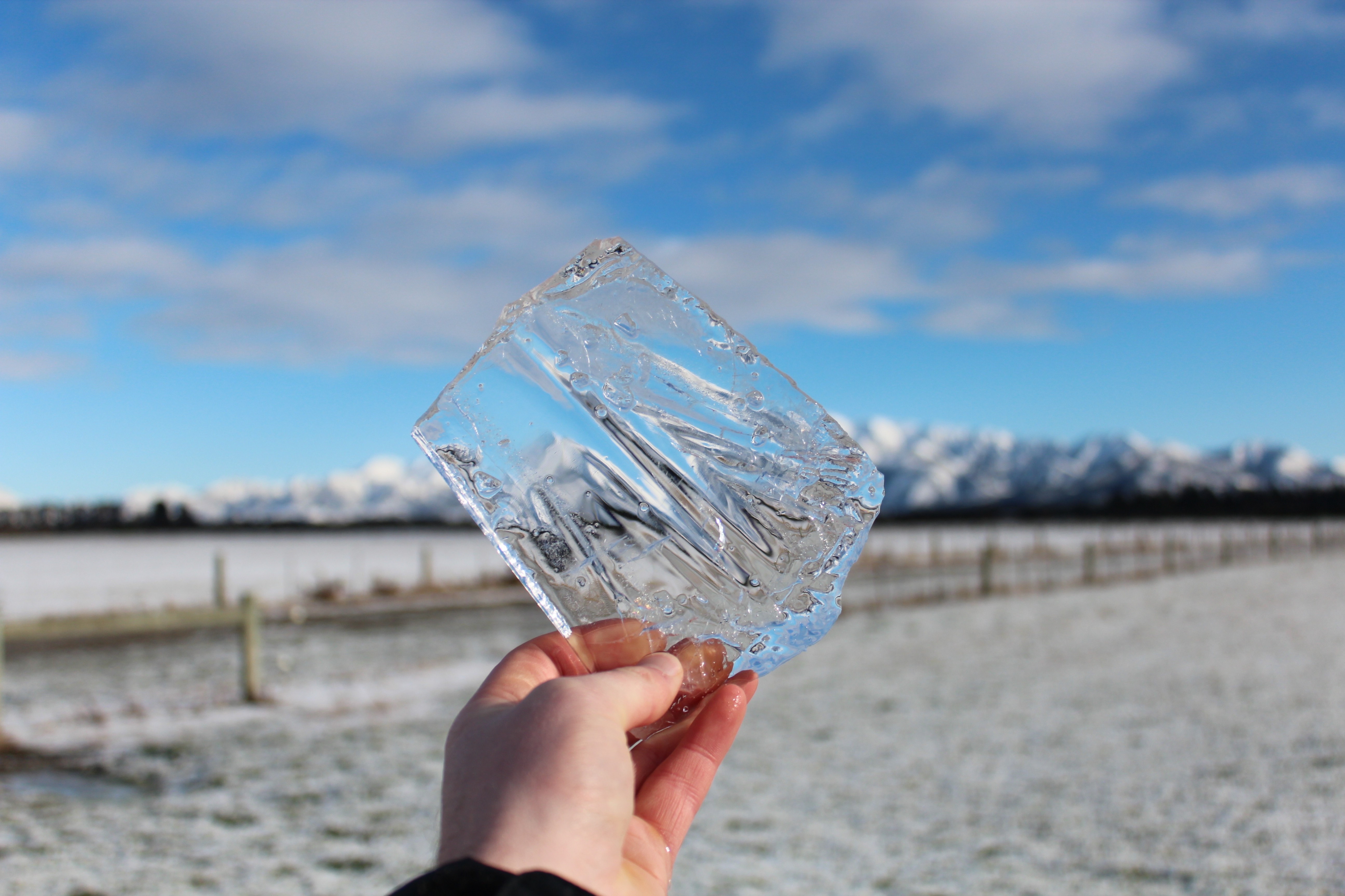 О прозрачности льда и стекла