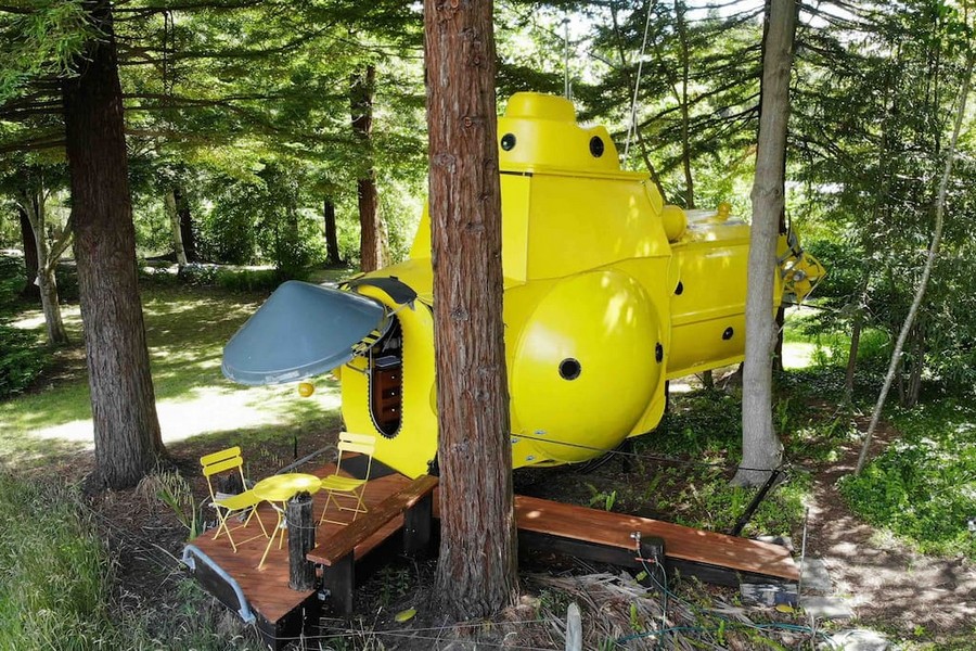 Желтая подводная лодка в лесу Новой Зеландии