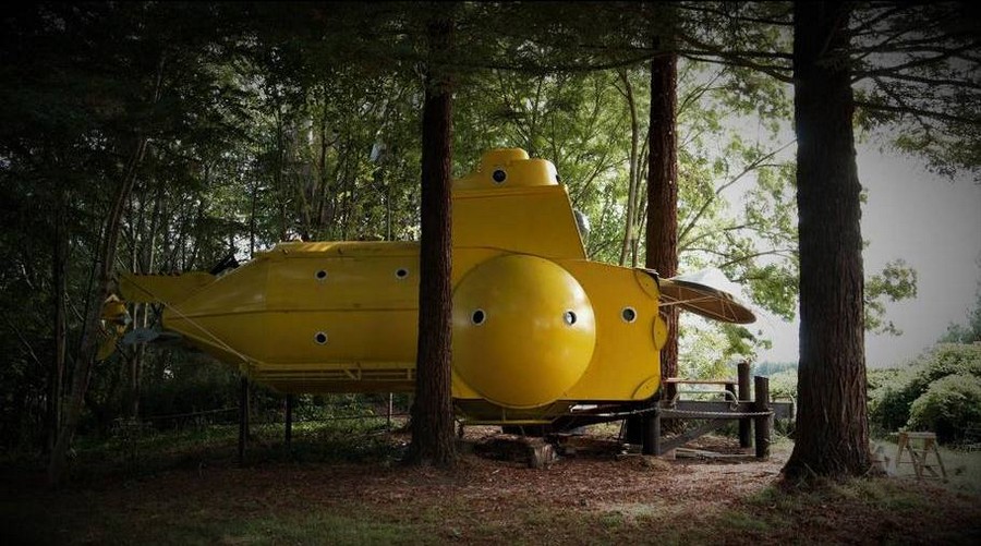 Желтая подводная лодка в лесу Новой Зеландии