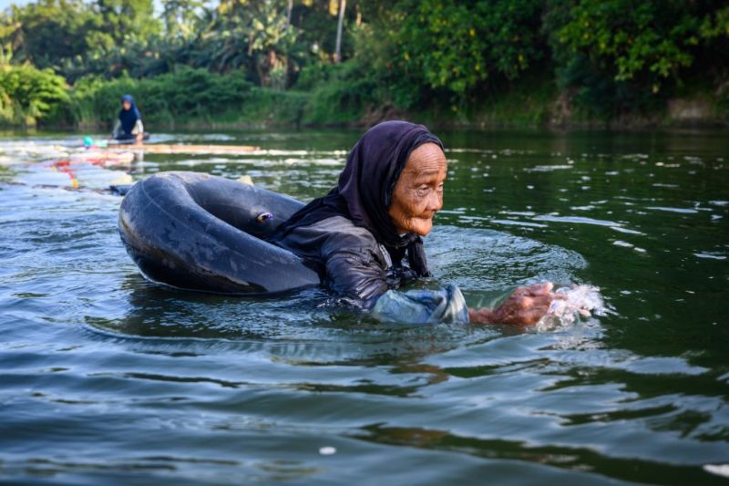 Бабушки плавают по 3 км с 200 канистрами за спиной за чистой водой