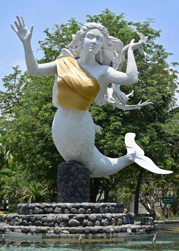 В индонезийском парке скульптурам русалок прикрыли грудь
