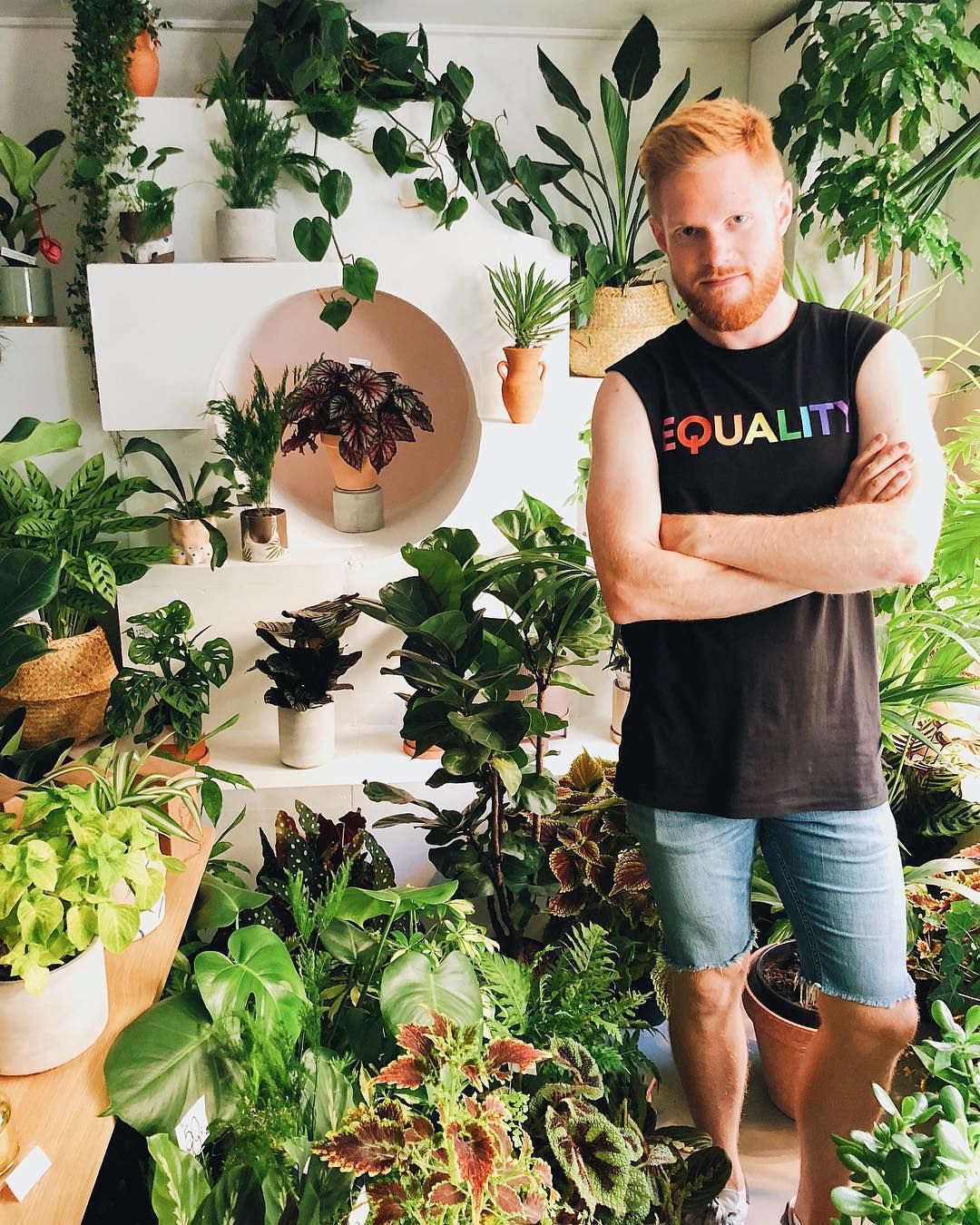 Популярный Instagram-аккаунт с полуголыми мужчинами и растениями