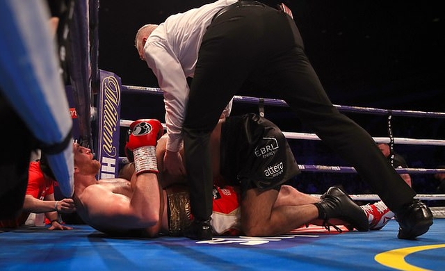 Британский боксер Кэш Али укусил Дэвида Прайса во время боя